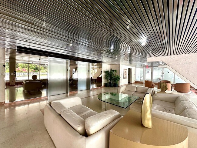 15645 Collins Ave in North Miami Beach, FL - Building Photo - Building Photo