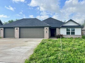305 Pennington Ave in Prairie Grove, AR - Building Photo