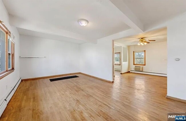 275 Palisade Ave in Garfield, NJ - Foto de edificio - Building Photo