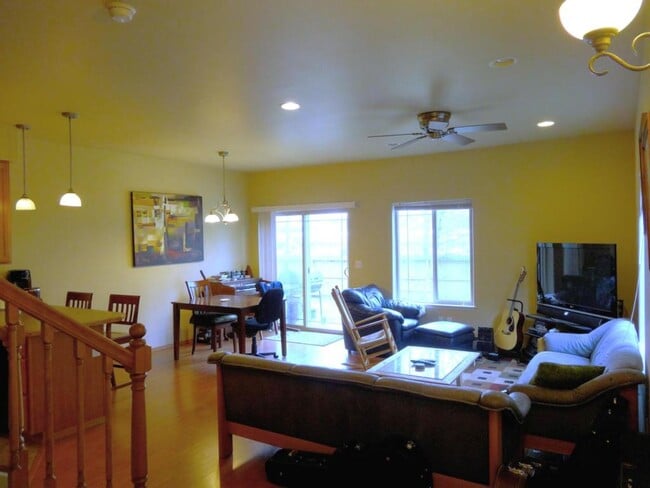 8925 Lakehurst Dr in Anchorage, AK - Building Photo - Building Photo