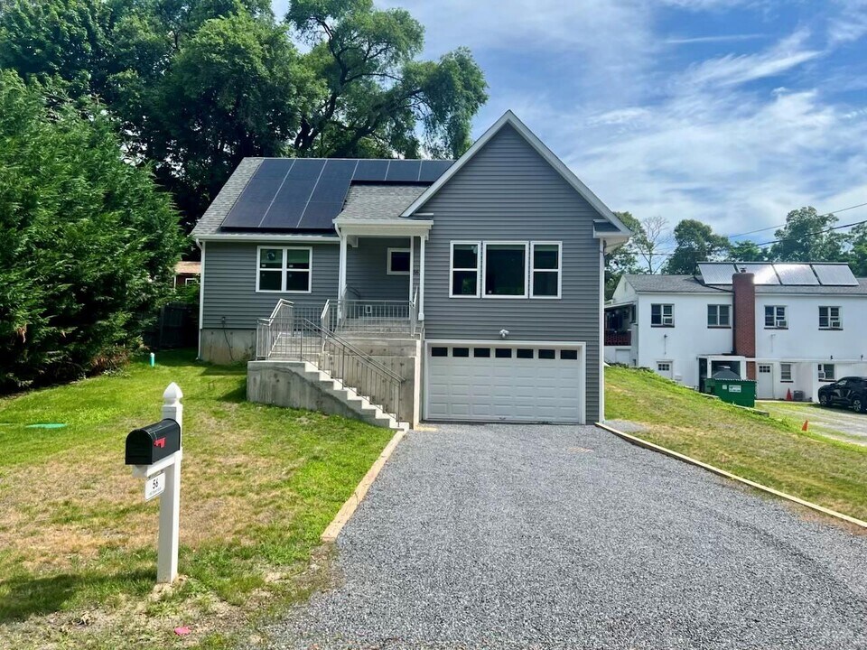 56 Hill St E in Wading River, NY - Building Photo
