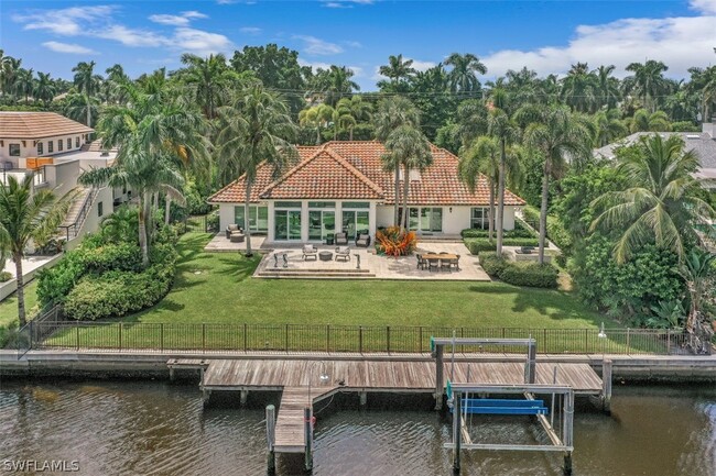 655 Galleon Dr in Naples, FL - Foto de edificio - Building Photo