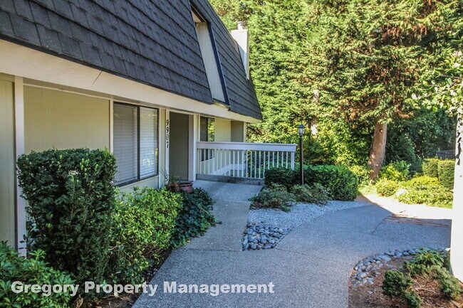 9907 NE 124th St in Kirkland, WA - Building Photo - Building Photo