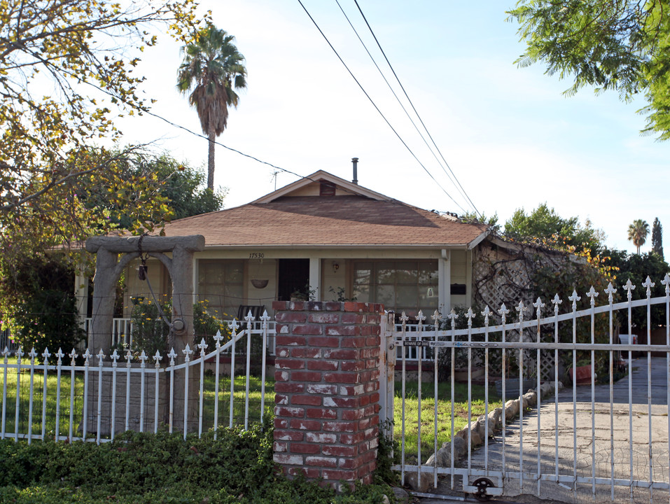 17530 Kingsbury St in Granada Hills, CA - Building Photo