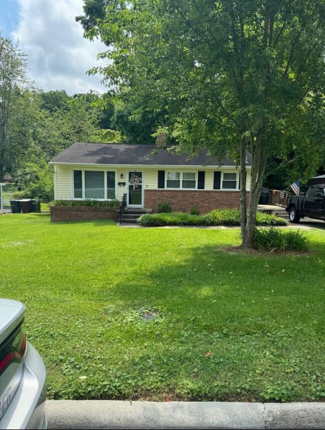 property at 405 Crestwood Dr