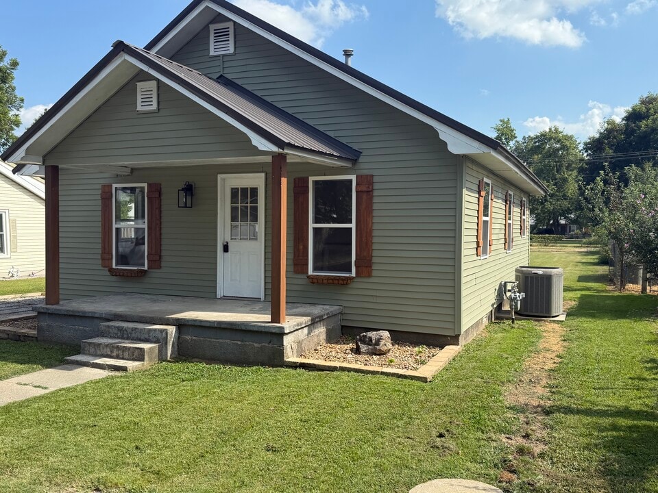 1308 E Oak St in Dexter, MO - Building Photo