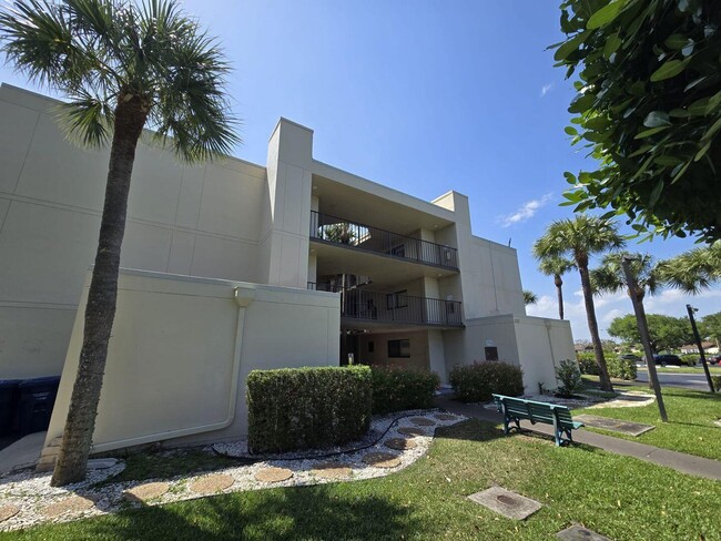 property at 5130 Las Verdes Cir
