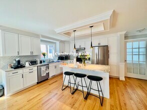 54 Albemarle Rd in Waltham, MA - Foto de edificio - Building Photo