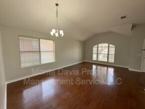 8005 Nairn Dr in Austin, TX - Building Photo - Building Photo