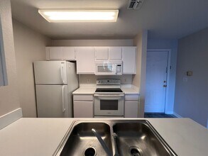 5451 Vineland Rd in Orlando, FL - Building Photo - Building Photo