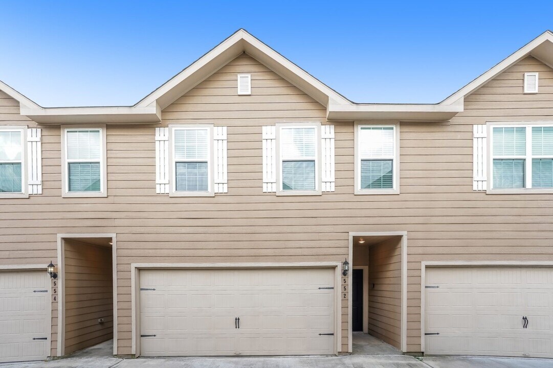 552 Solomon Ln in Brookshire, TX - Building Photo