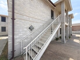513 Shiloh Dr, Unit Apartment 9 in Laredo, TX - Building Photo
