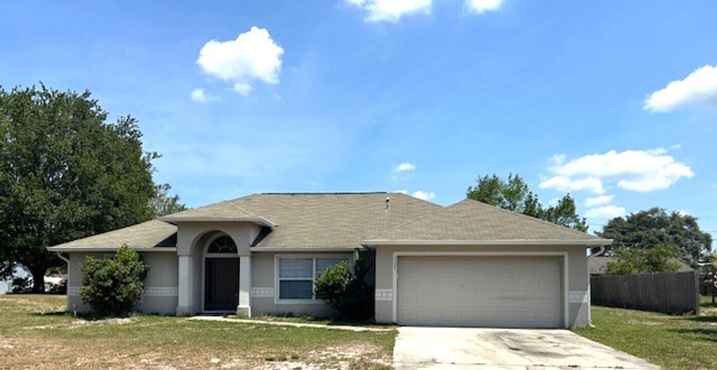 3155 Mapleshade St in Deltona, FL - Building Photo