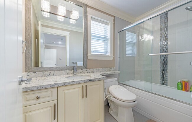 237 Blue Mountain St in Coquitlam, BC - Building Photo - Building Photo