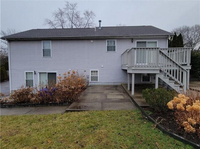 15 S Locust Ave in North Providence, RI - Foto de edificio - Building Photo