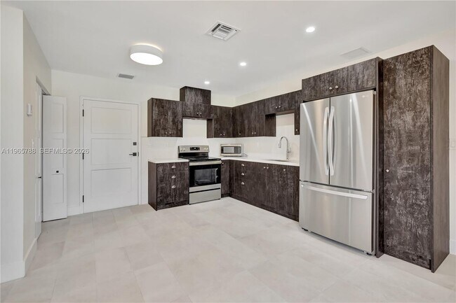 5980 SW 40th Ave in Dania Beach, FL - Building Photo - Building Photo