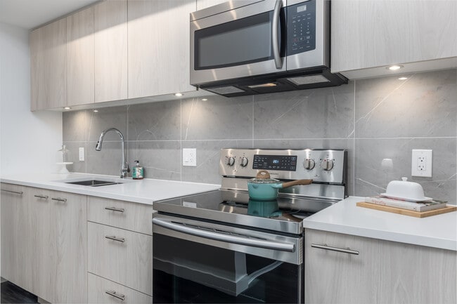 English Bay Residences in Vancouver, BC - Building Photo - Building Photo
