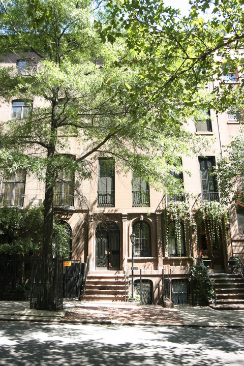 113 E 35th St in New York, NY - Building Photo