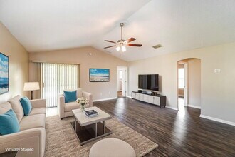 1321 Spruce St in Green Cove Springs, FL - Foto de edificio - Building Photo