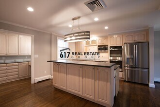 40 Puddingstone Ln in Newton, MA - Foto de edificio - Building Photo