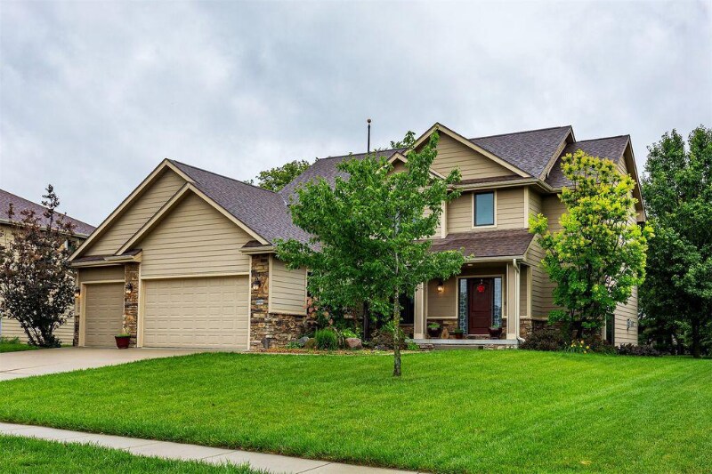 8700 Wooded Point Dr in Johnston, IA - Building Photo