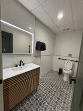 318 N Charles St in Baltimore, MD - Foto de edificio - Building Photo