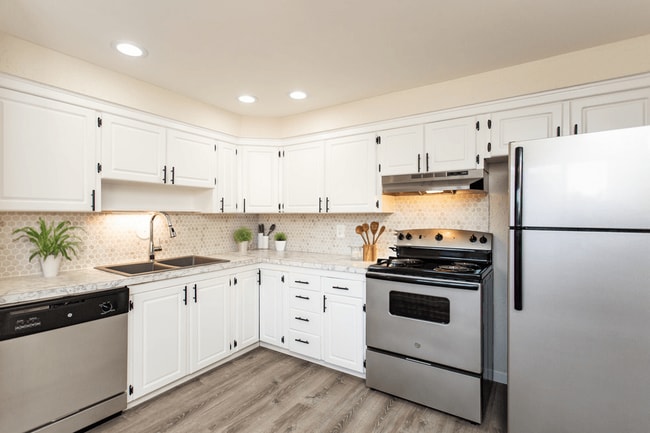 Carnaby Village Townhomes in Columbus, OH - Building Photo - Building Photo