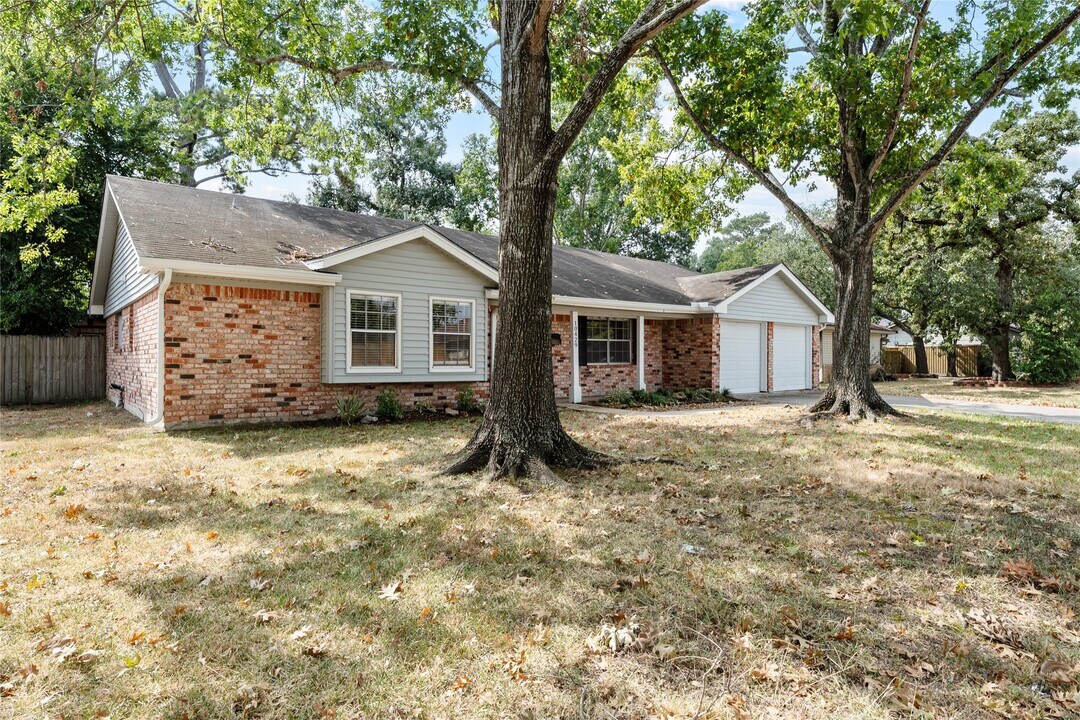 10429 Moorberry Ln in Houston, TX - Building Photo