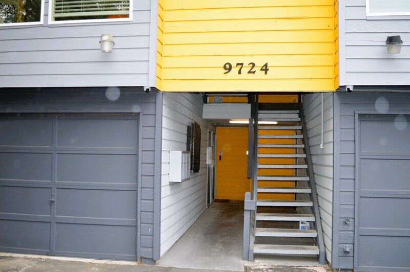9742 6th Ave NW in Seattle, WA - Building Photo