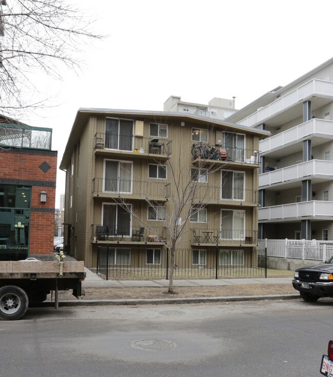 826 15th Ave SW in Calgary, AB - Building Photo - Primary Photo