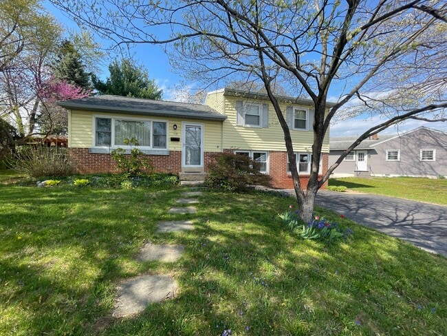 property at 113 E Woodland Dr