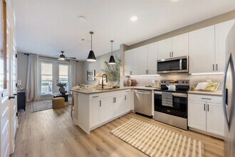 2908 E Howard Ln in Manor, TX - Building Photo - Building Photo