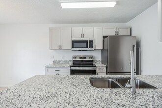 451 Mercury Ave SE, Unit 102 in Palm Bay, FL - Foto de edificio - Building Photo