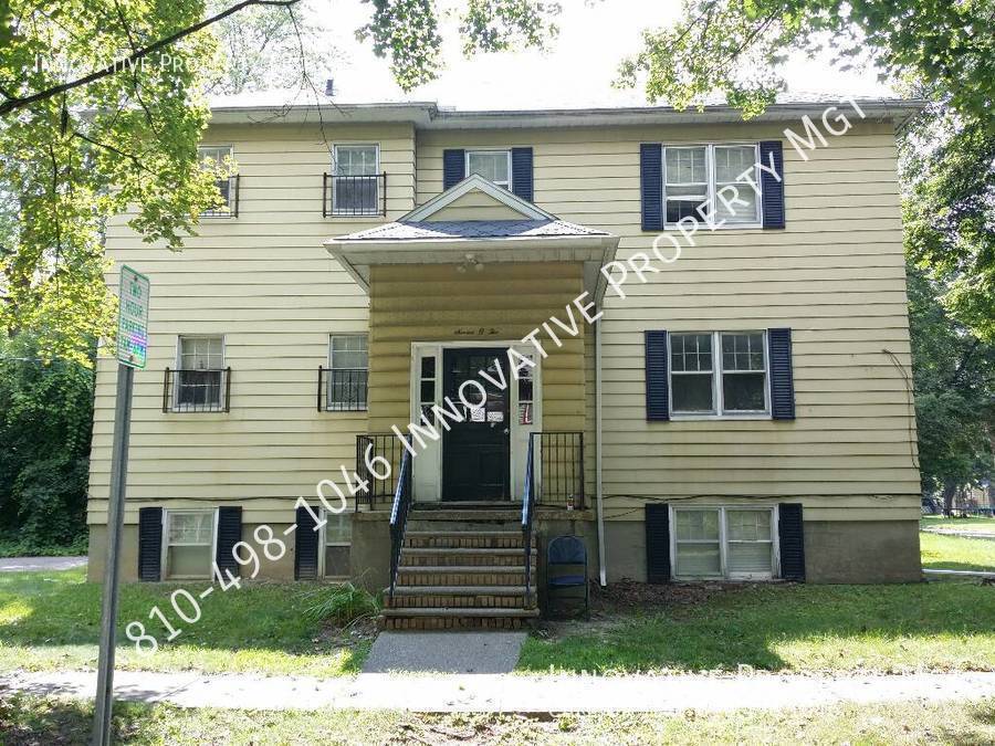 702 Thomson St in Flint, MI - Foto de edificio