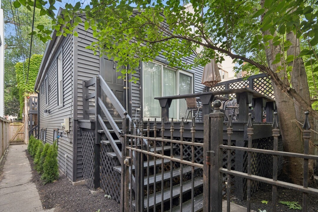 2233 N Janssen Ave in Chicago, IL - Building Photo