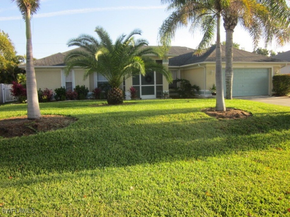 613 SE 2nd Terrace in Cape Coral, FL - Foto de edificio