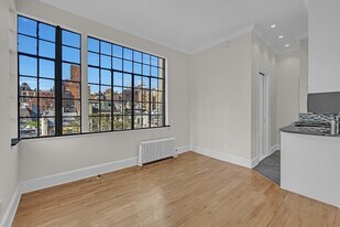 127 E 69th St in New York, NY - Building Photo