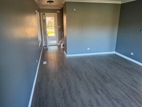 1319 Kingsbury Dr in Hanover Park, IL - Building Photo - Building Photo