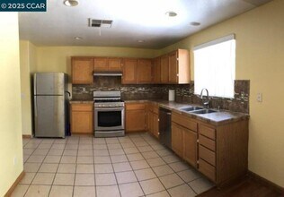 125 Asusena Dr in Palmdale, CA - Building Photo - Building Photo