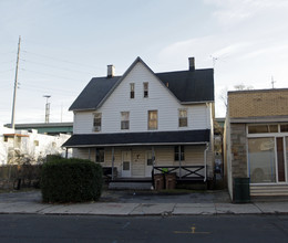 825-827 E Main St in Stamford, CT - Building Photo - Building Photo