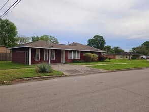 6903 Kingsway Dr in Houston, TX - Building Photo - Building Photo