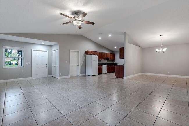 1025 Staghorn St