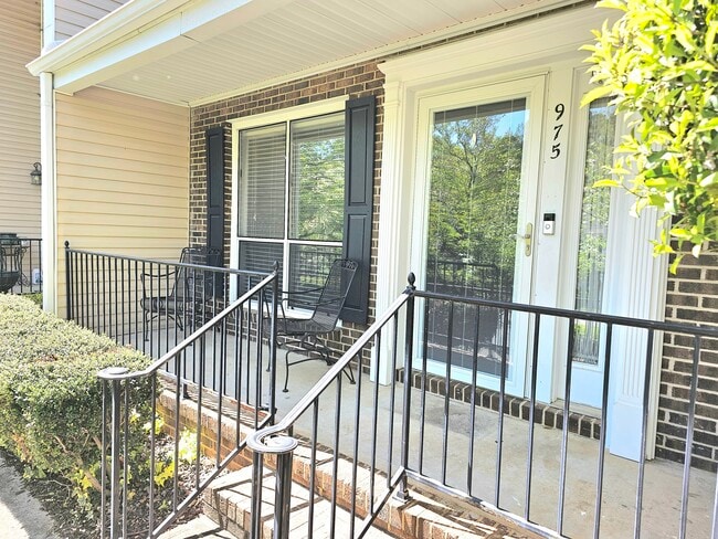 property at 975 Surry Ln