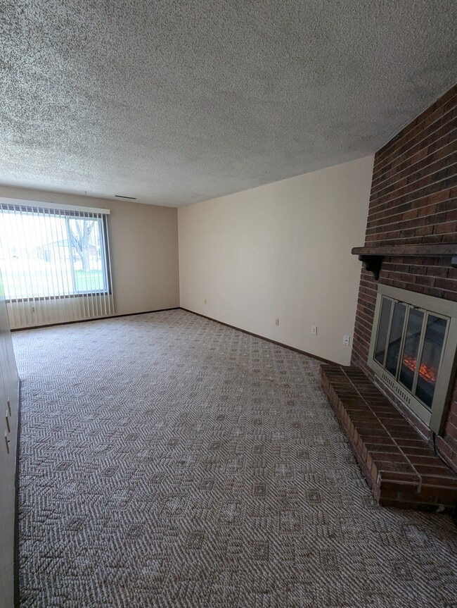 729 11th Ave, Unit 725 in Sibley, IA - Building Photo - Building Photo