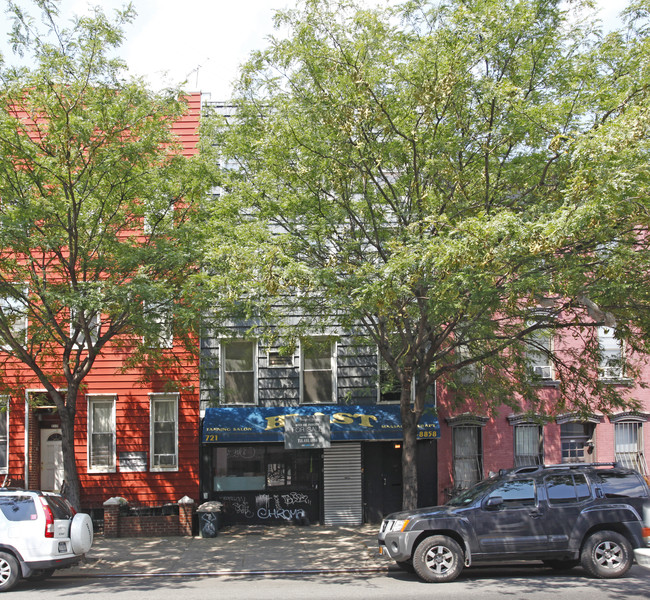 721 Metropolitan Ave in Brooklyn, NY - Building Photo - Building Photo