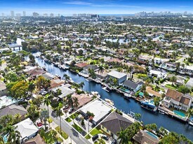 300 SE 10th St in Pompano Beach, FL - Building Photo