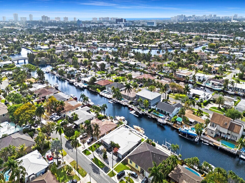 300 SE 10th St in Pompano Beach, FL - Foto de edificio
