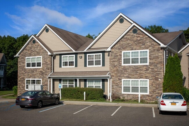 400 Adams Way in Sayville, NY - Building Photo - Building Photo