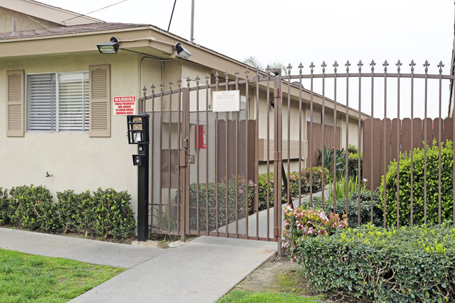 Vista Tierra Apartment Homes in Anaheim, CA - Foto de edificio - Building Photo