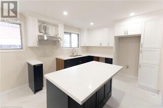 53 Obermeyer Dr in Kitchener, ON - Building Photo - Building Photo